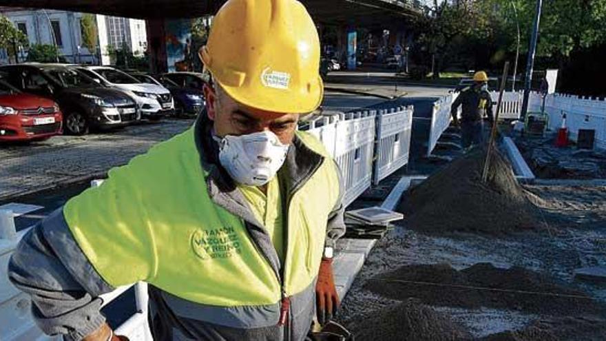 Un trabajador en una obra en A Coruña tras el estallido de la pandemia.