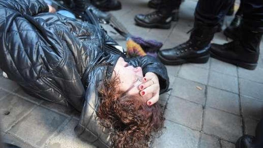 200 manifestantes impiden el desalojo de la mujer desahuciada
