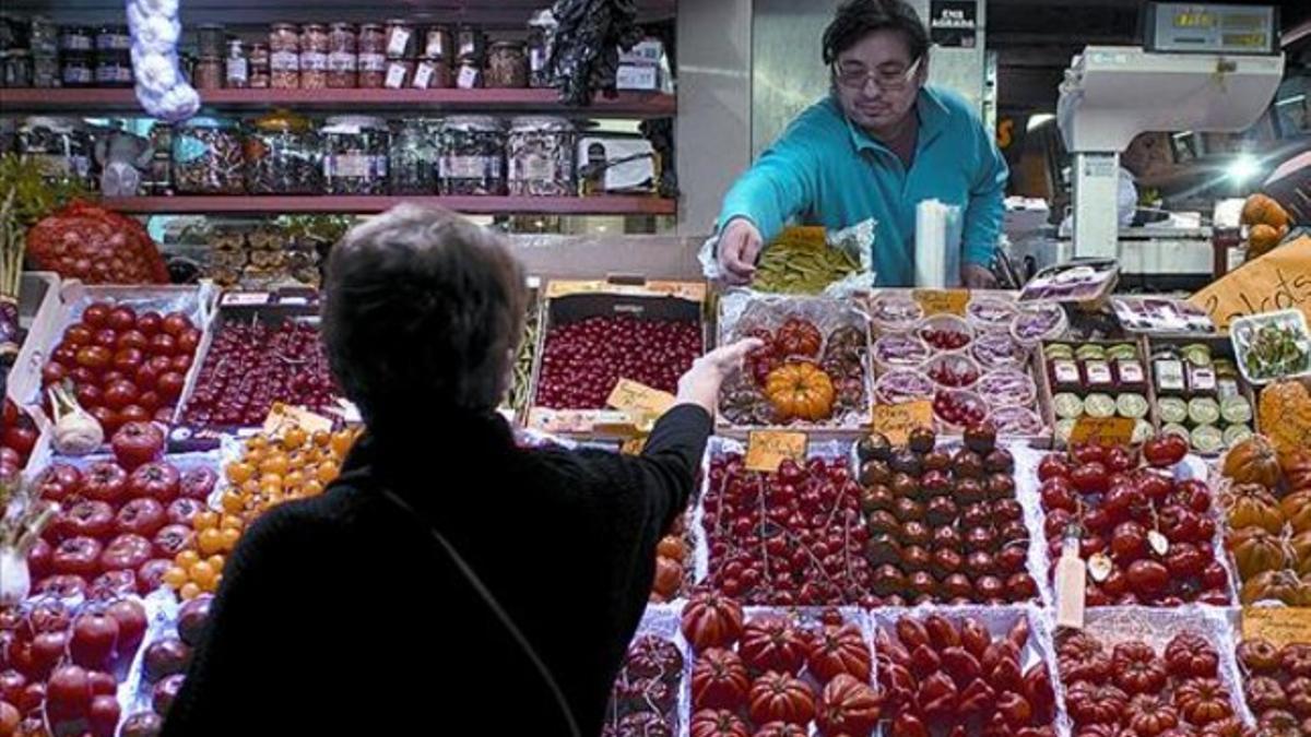De compras  Parada de frutas y verduras del mercado de Santa Caterina de Barcelona