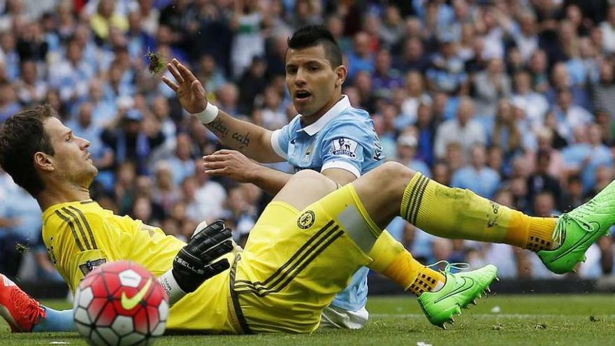 El argentino Agüero, junto al portero del Chelsea, el bosnio Begovic.