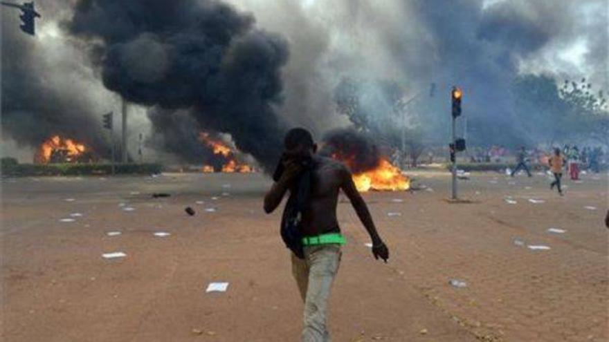 Las protestas en Burkina Faso continúan pese al compromiso del presidente de irse dentro de un año