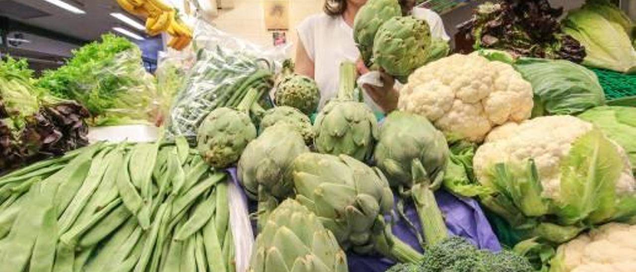 Venta de alcachofas, las últimas de la temporada, en el mercado de La Plaça de Torrevieja.