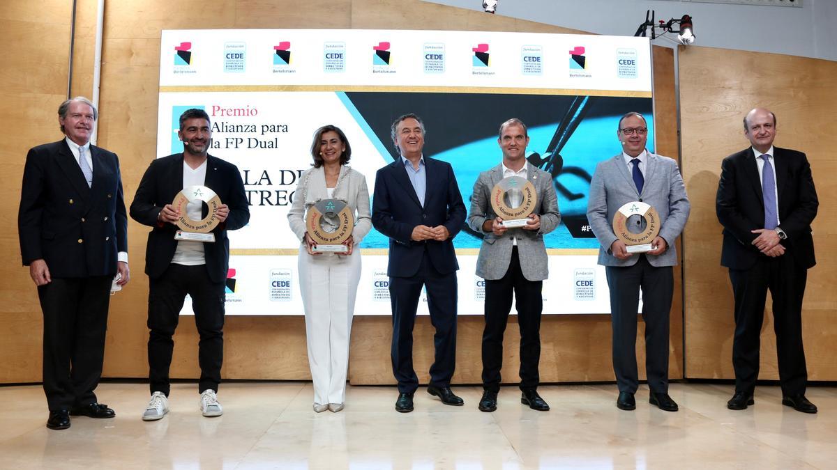 Los ganadores del V Premio Alianza para la FP Dual, junto con Francisco Belil (izq.), Pau Herrera (dcha.) y Roberto Brasero.