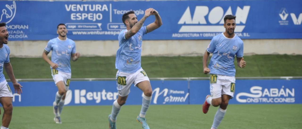 Los futbolistas del Ciudad de Lucena celebran un gol durante un encuentro del presente curso.