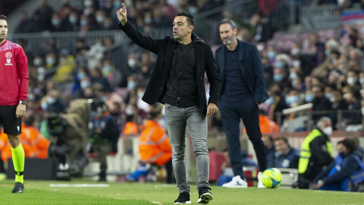 Xavi, dirigiendo al Barça ante el Espanyol