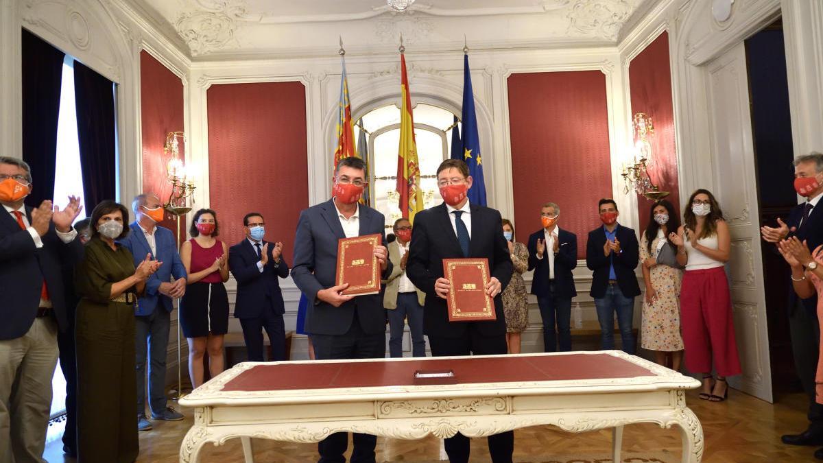El presidente de las Cortes, Enric Morera, y el presidente de la Generalitat, Ximo Puig, muestran el acuerdo de reconstrucción.
