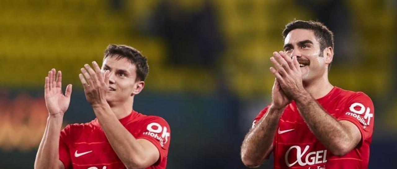 Javi Llabrés y Abdón aplauden a los aficionados del Mallorca que se desplazaron a Villarreal.