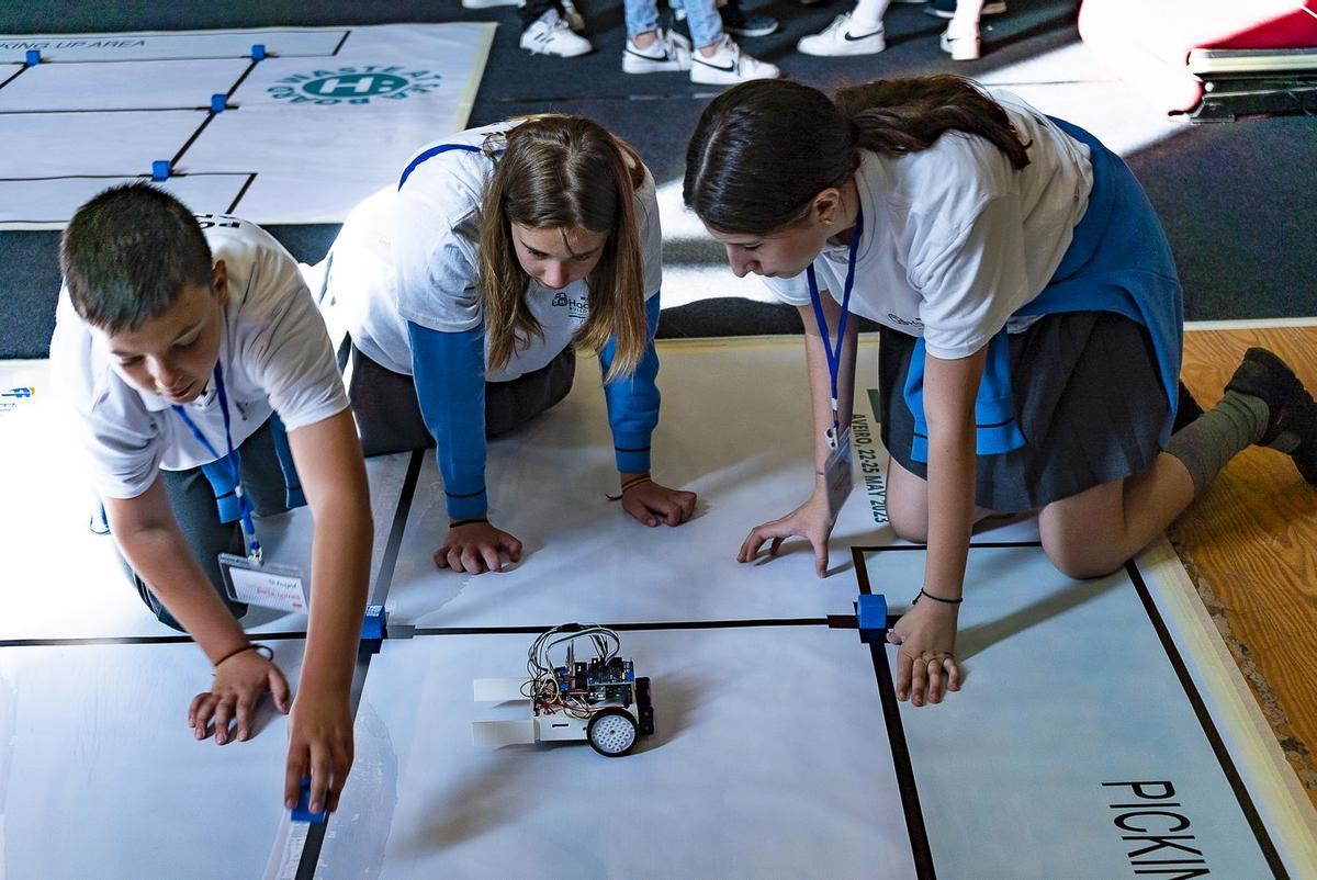 El alumnado vila-realense crea y programa sus propios robots.