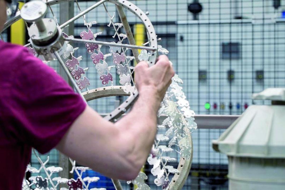 LOS PLATEROS CUIDAN AL DETALLE CADA PASO DEL PROCESO DE CREACIÓN.