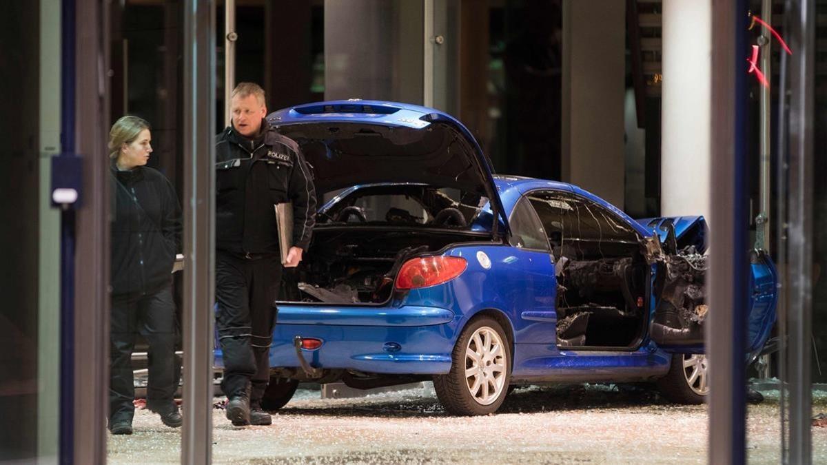 La policía inspecciona el vehículo que estrelló contra la sede socialdemócrata en berlin