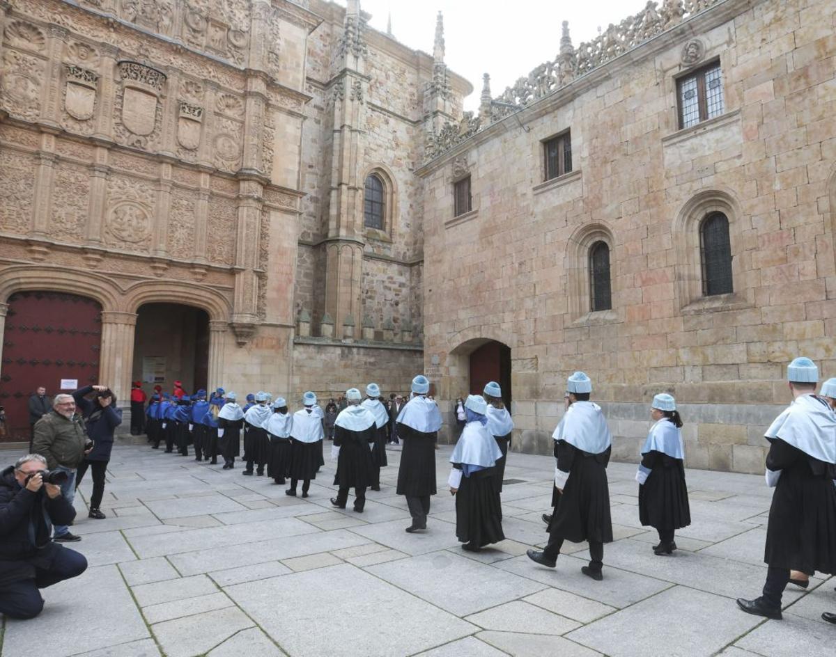 Cortejo académico desde el patio de Escuelas Menores, en Salamanca. | EFE (ARCHIVO)