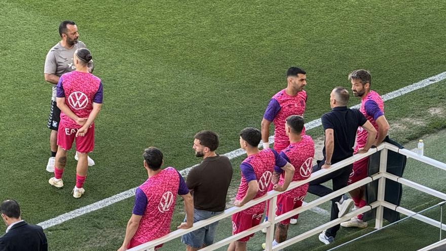 Aitor Sanz, a la derecha, dialoga con Ángel y el exblanquiazul Nacho mientras otros futbolistas lo hacen con Nikola Sipcic.