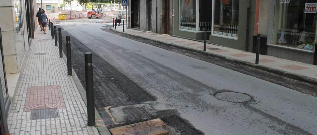 Obras de ampliación de las aceras en la calle Uría de Luarca.