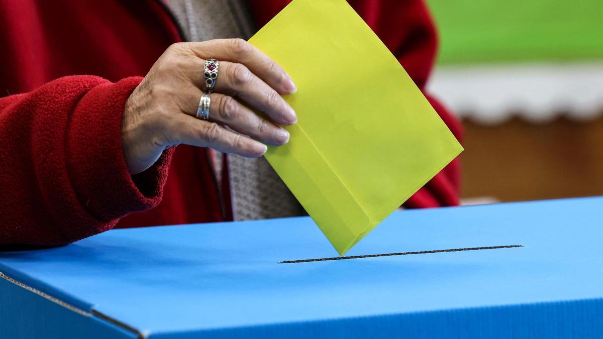 Una mujer deposita su voto en la urna en un colegio electoral de Jerusalén, este martes.