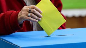 Una mujer deposita su voto en la urna en un colegio electoral de Jerusalén, este martes.