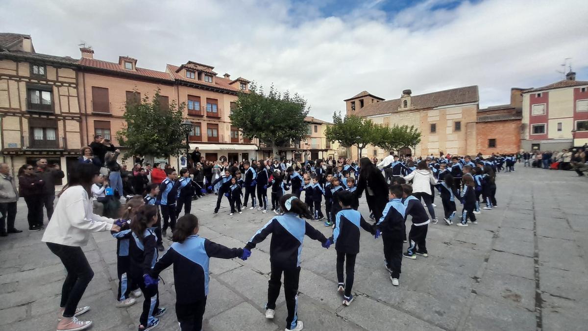Alumnos del colegio Amor de Dios de Toro bailan en la Glorieta por "La Vendimia".