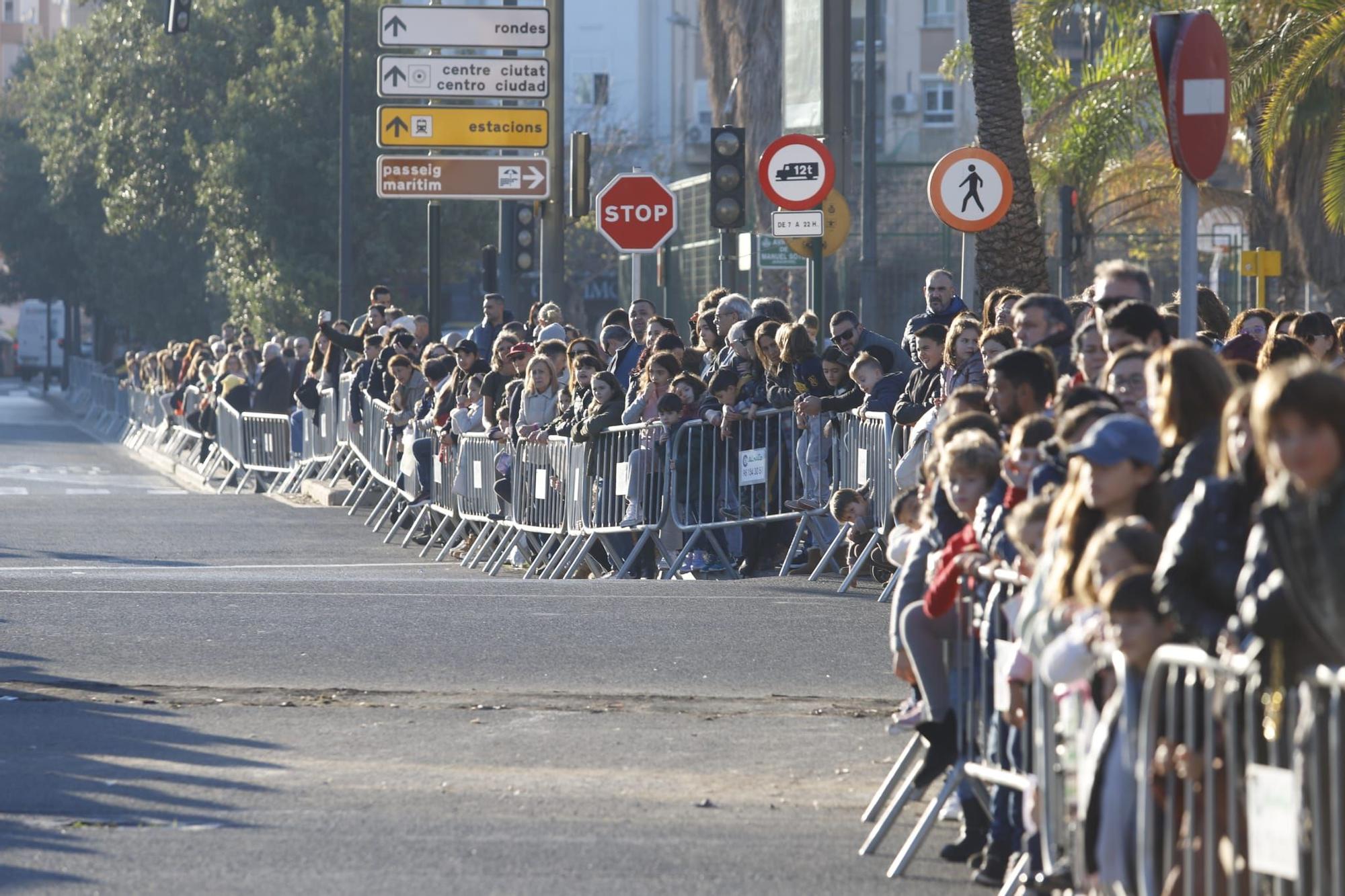 Cientos de niños reciben a los Reyes en el Puerto de València