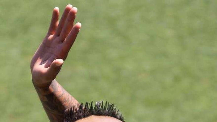 Arturo Vidal saluda a los seguidores del Barça al ser presentado.