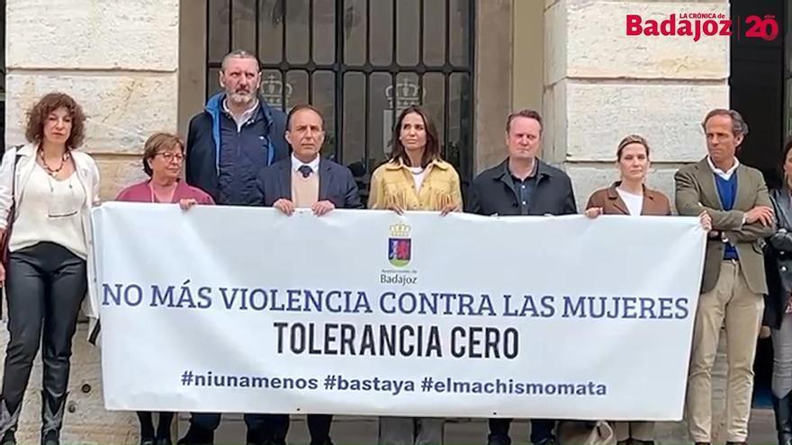 Vídeo | Minuto de silencio en el Ayuntamiento de Badajoz por la última víctima de violencia machista