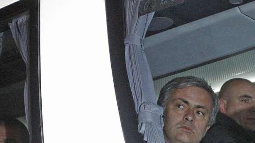 Mourinho, ayer en Vigo, montado en el autobús del equipo. // Marta G. Brea