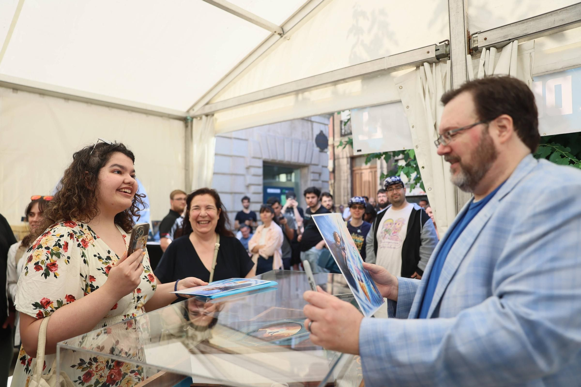 EN IMÁGENES: La "Sanderson-manía" no cesa en Avilés: miles de seguidores abordan a la estrella del Celsius
