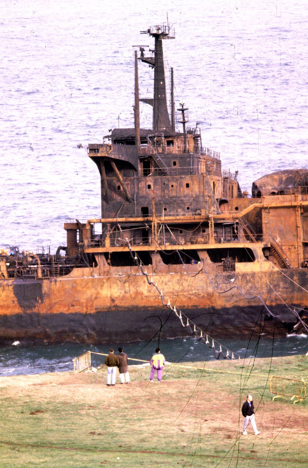 El petrolero Mar Egeo que llevaba 80000 toneladas de petroleo a la refinería de A Coruña embarrancó junto a la torre de Hércules partiéndose en dos y provocando una gran marea negra 1992 Magar (2).jpg