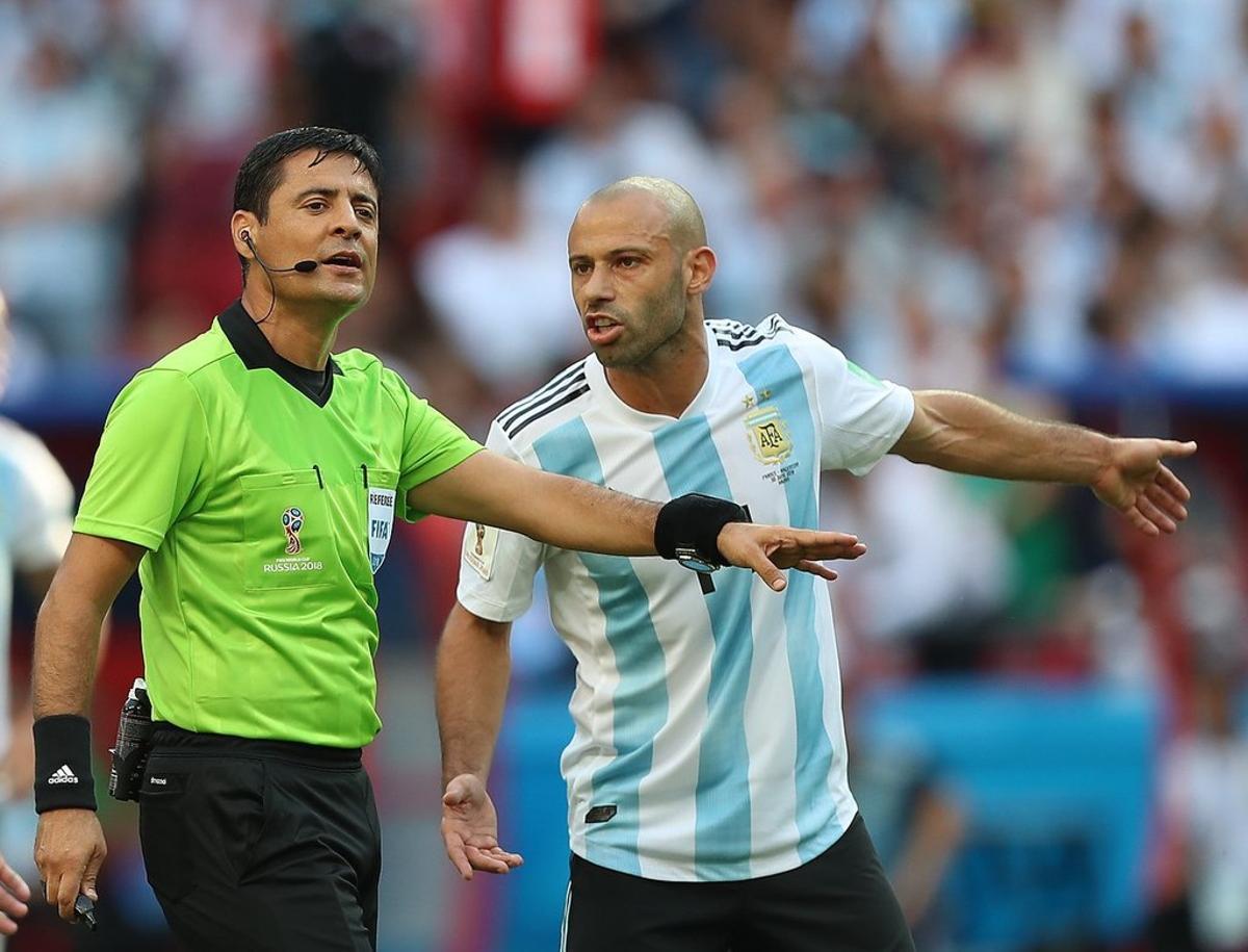Alireza Faghani, árbitro de Irán, durante un partido dirigido a Argentina en el Mundial 2018 de Rusia.