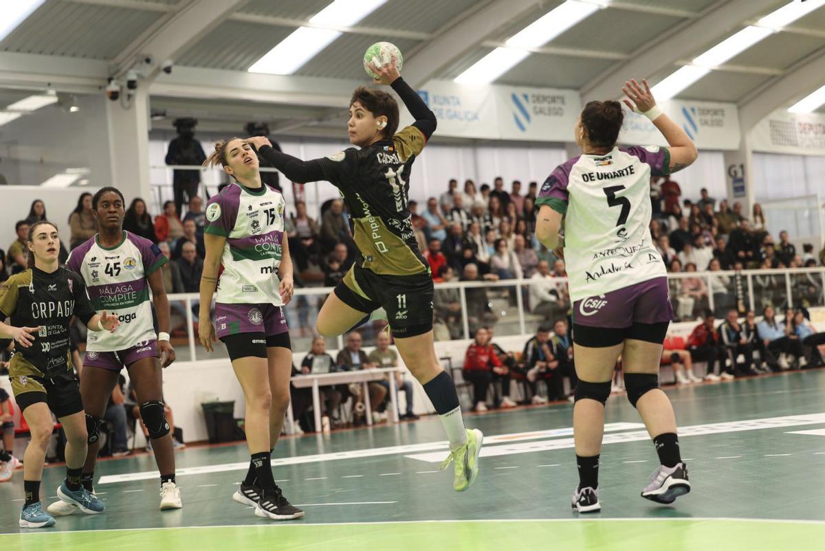 Cacheda lanza durante un partido contra el Málaga. | SPORTCOECO