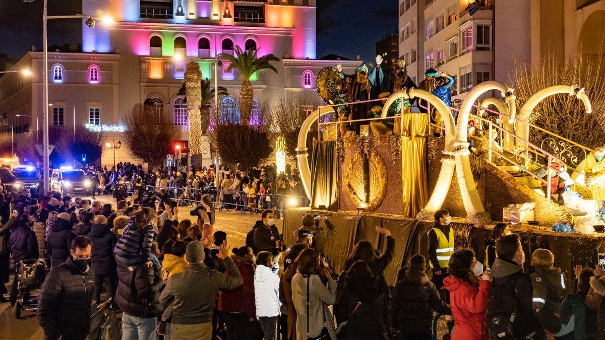 Baltasar saluda al público al paso de su carroza por las plazas de Minayo y San Atón de Badajoz.