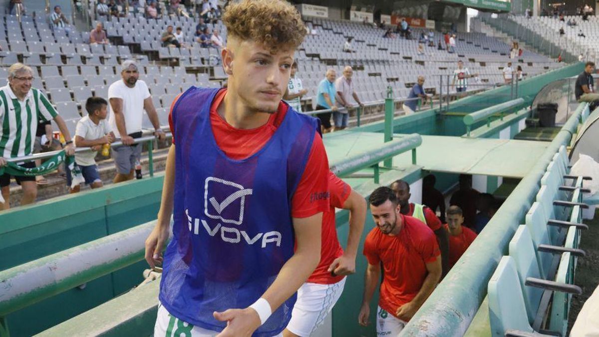 Simo Bouzaidi, en la previa del encuentro de Liga entre el Córdoba CF y el Unionistas de Salamanca, en El Arcángel. /  A.J. GONZÁLEZ