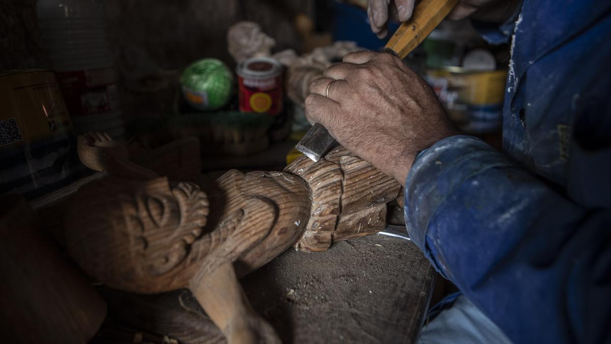 Francisco Moldón modela una de las tallas.