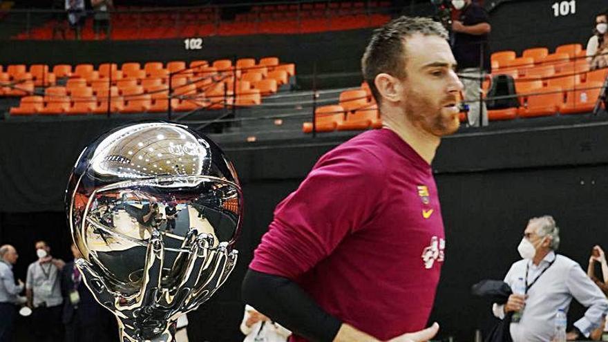 Víctor Claver, sin mirar al trofeo al saltar a la pista de La Fonteta