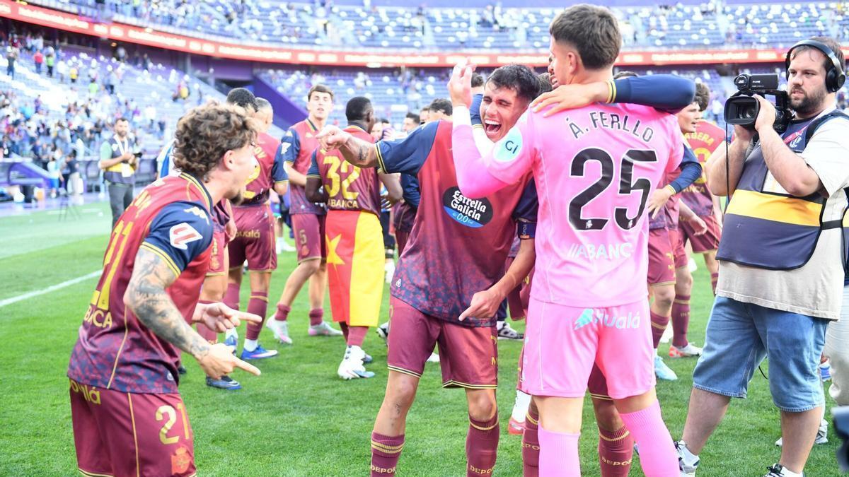 Diego Villares se abraza con Ferllo tras certificar el ascenso del Deportivo.