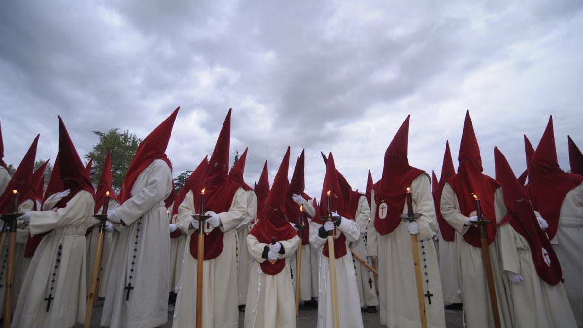 Los cofrades del Silencio, antes de la pandemia, mirando el cielo.