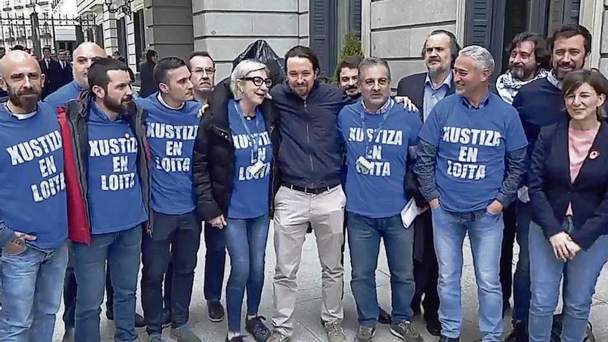 El comité de huelga con Pablo Iglesias y diputados de En Marea. // FdV