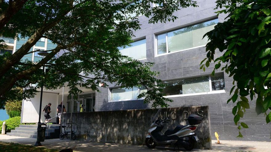 Varios vecinos, ayer, accediendo a los juzgados cangueses. | Gonzalo Núñez