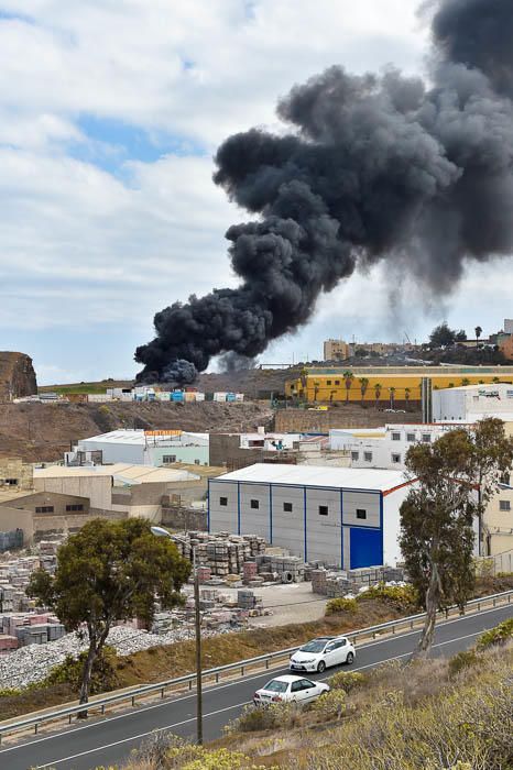 Incendio en la trasera de la antigua fábrica de ...