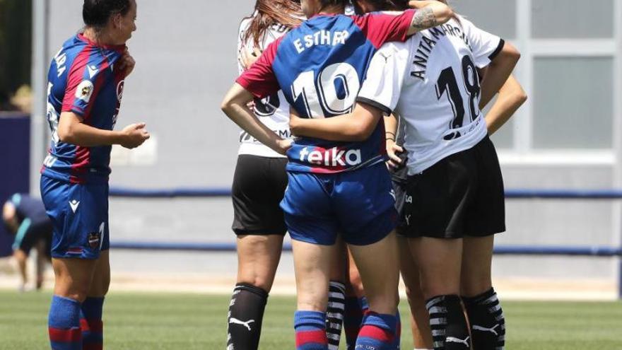 Las autoras de los
dos tantos de abrazan tras
el pitido final. laliga