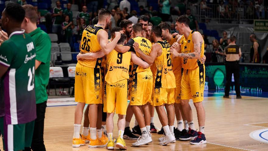 La plantilla del Iberostar Tenerife celebra la victoria lograda en la cancha del Unicaja.