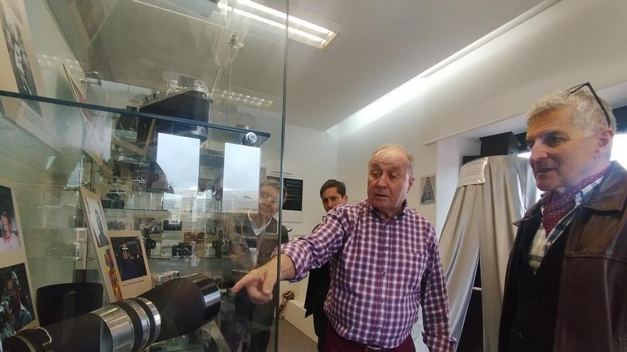VÍDEO: La visita guiada a la colección Historia de la Fotografía en Grado, "una lección a nivel universitario"