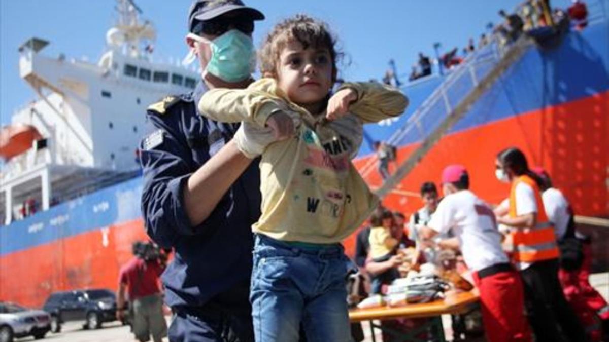 Desembarco de refugiados, el martes, en la isla griega de Creta tras el rescate en el mar de 103 personas.