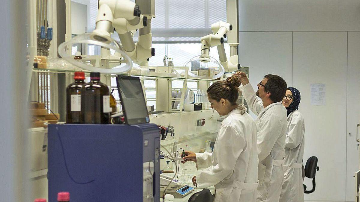 Investigadores del CICA trabajan en uno de los laboratorios del centro.