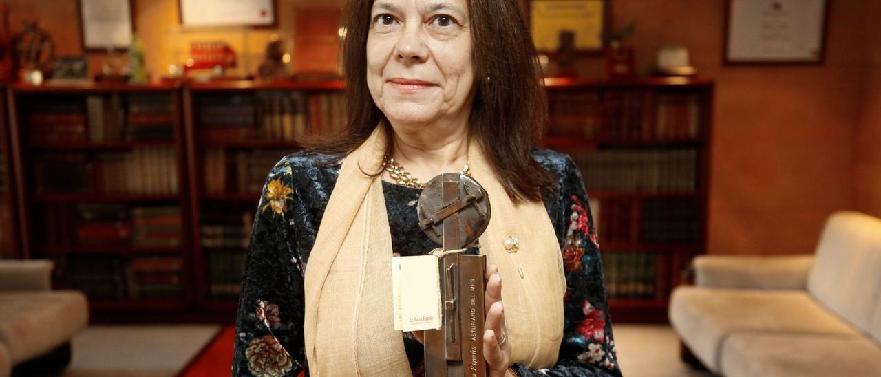 Consuelo Martínez, en 2018, con la estela de “Asturiana del mes” de LA NUEVA ESPAÑA. | Luisma Murias