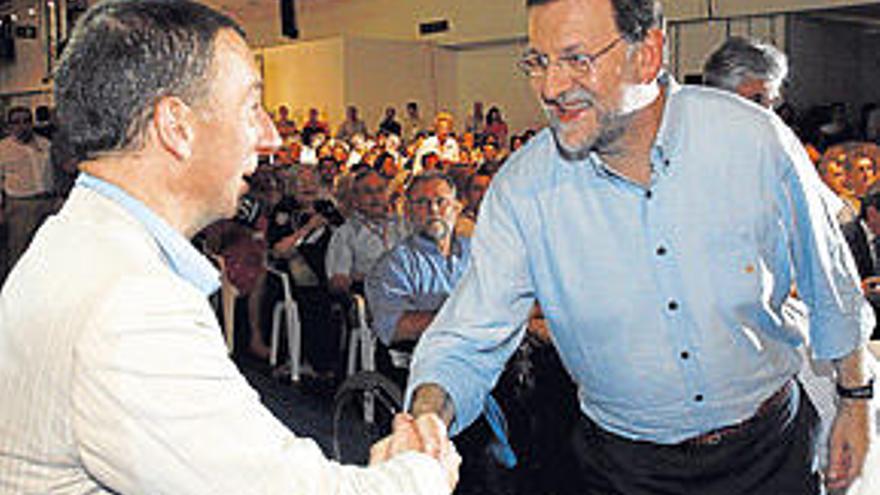 Carlos Delgado saluda a Mariano Rajoy.