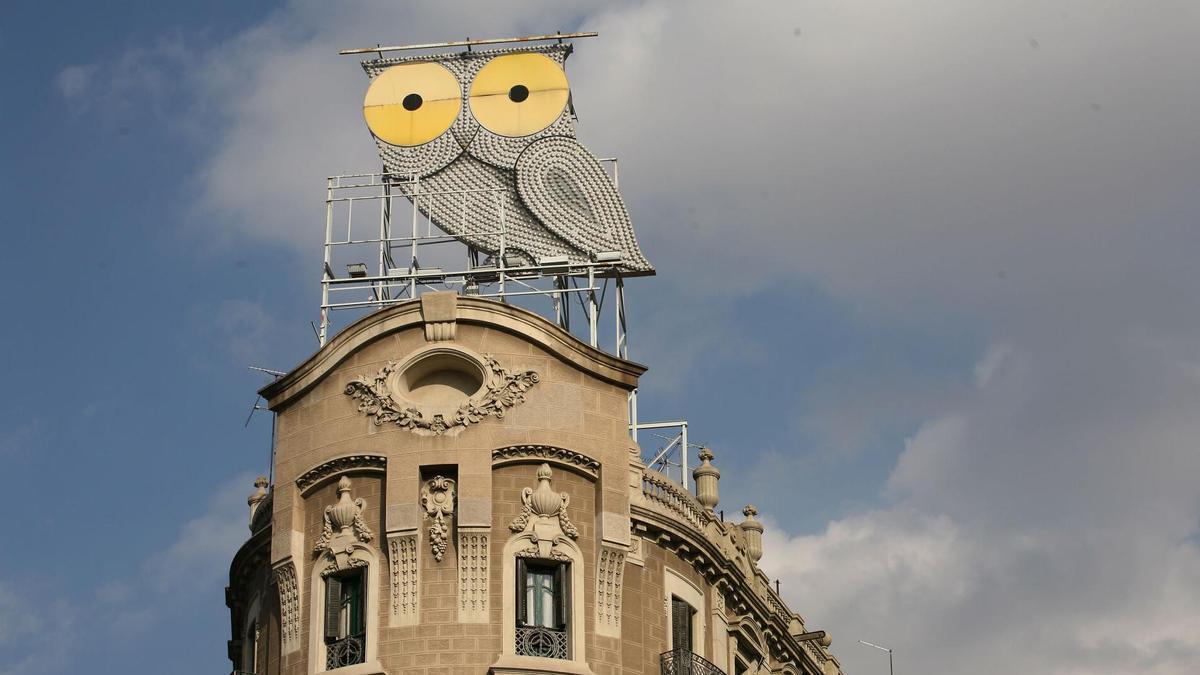 El célebre Buho de rótulos Roura, emblema de la ciudad desde su atalaya en paseo Sant Joan