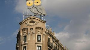 BARCELONA 9/11/2007 BARCELONA BUHO DE DISEÑO QUE DURANTE VARIAS DECADAS HA SIDO VALLA PUBLICITARIA EN UN EDIFICIO DE DIAGONAL PASSEIG SANT JOAN DICHO BUHO ANUNCIABA ROTULOS ROURA EMPRESA QUE YA NO EXISTE SE SUPONE QUE SEGUIRA EN EL MISMO LUGAR ILUMINADO Y FORMARA PARTE DE UN ICONO DE LA CIUDAD CONDAL FOTO SANTIAGO BARTOLOME. PUBLICIDAD , VALLAS PUBLICITARIAS , BUHO EN PLAZA MOSSEN CINTO VERDAGUER , LABORAL , EMPRESAS , ROTULOS ROURA