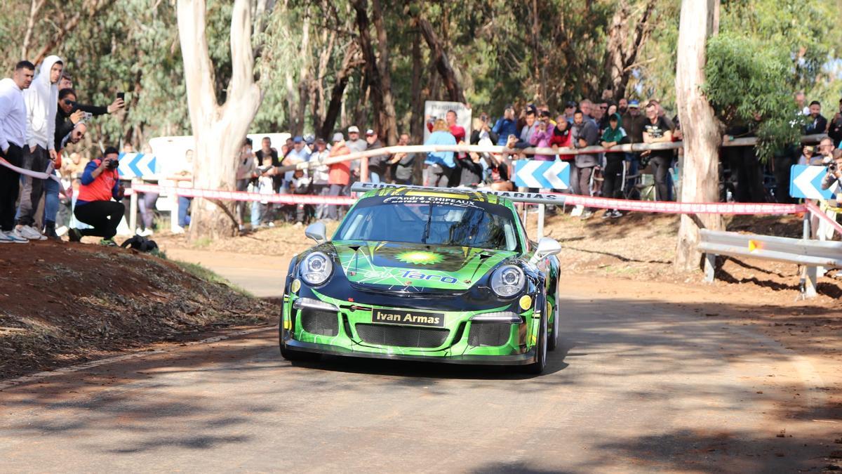 Iván Armas,  a los mandos del Porsche 911-991.1 GT3 Cup, durante la Subida a Moya de hoy.