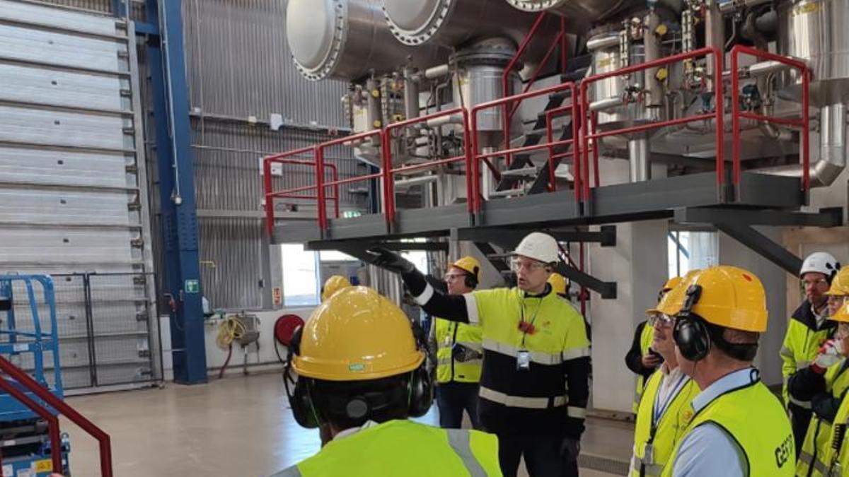 Visita de una delegación canaria a la central de generación de geotermia de Svartsengi, en Islandia.