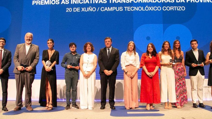 O presidente da Deputación, no centro, cos premiados e o alcalde de Padrón, na gala. | LOC