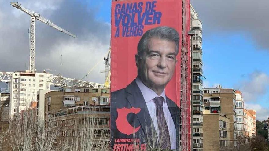 Laporta penja una pancarta a prop del Bernabéu: «Ganes de tornar a veure-us»